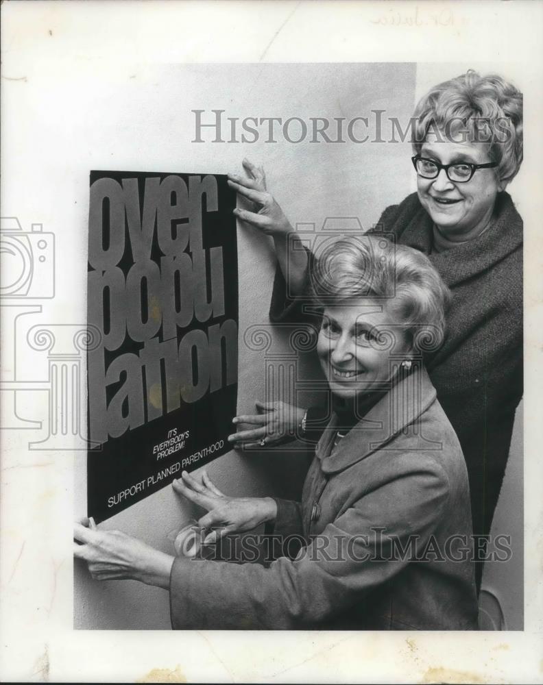 1971 Press Photo Dr. Julie Dickinson post poster for Planned Parenthood. - Historic Images