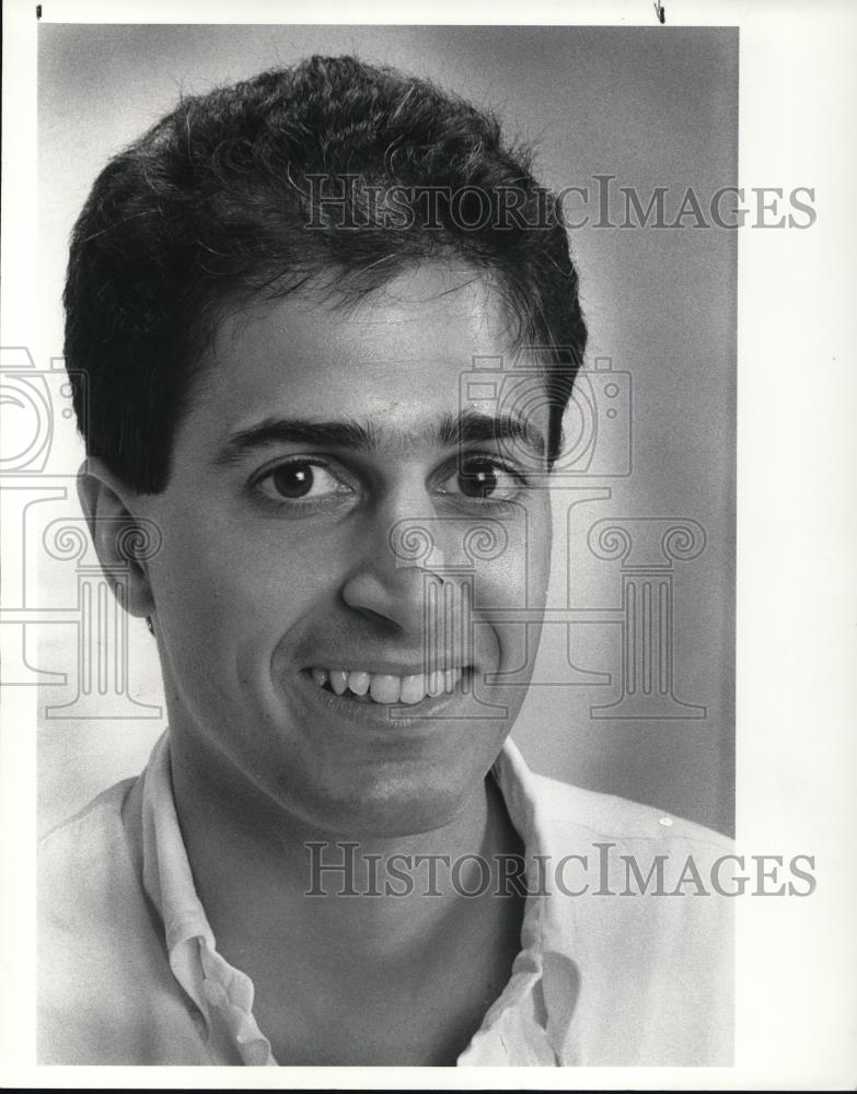 1984 Press Photo Dir Tom Riccio with bandage from wasp sting - Historic Images