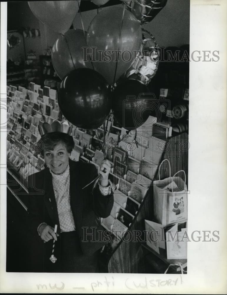 1984 Press Photo Carolee Hart, opened party & wedding supply shop in B Historic Images