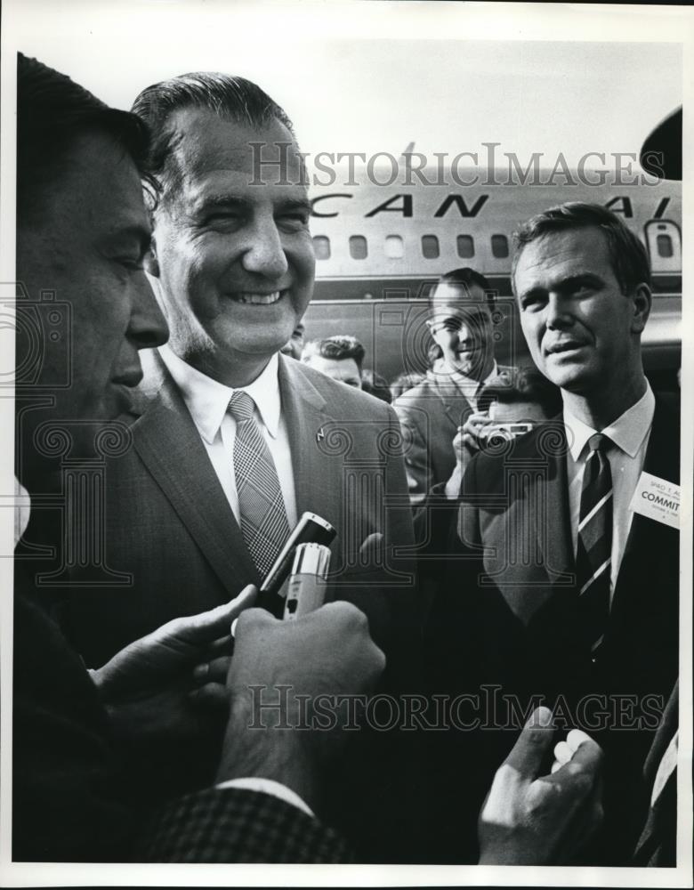 1968 Press Photo Gov. Spiro Agnew of Maryland talked to Robert Packwood. - Historic Images