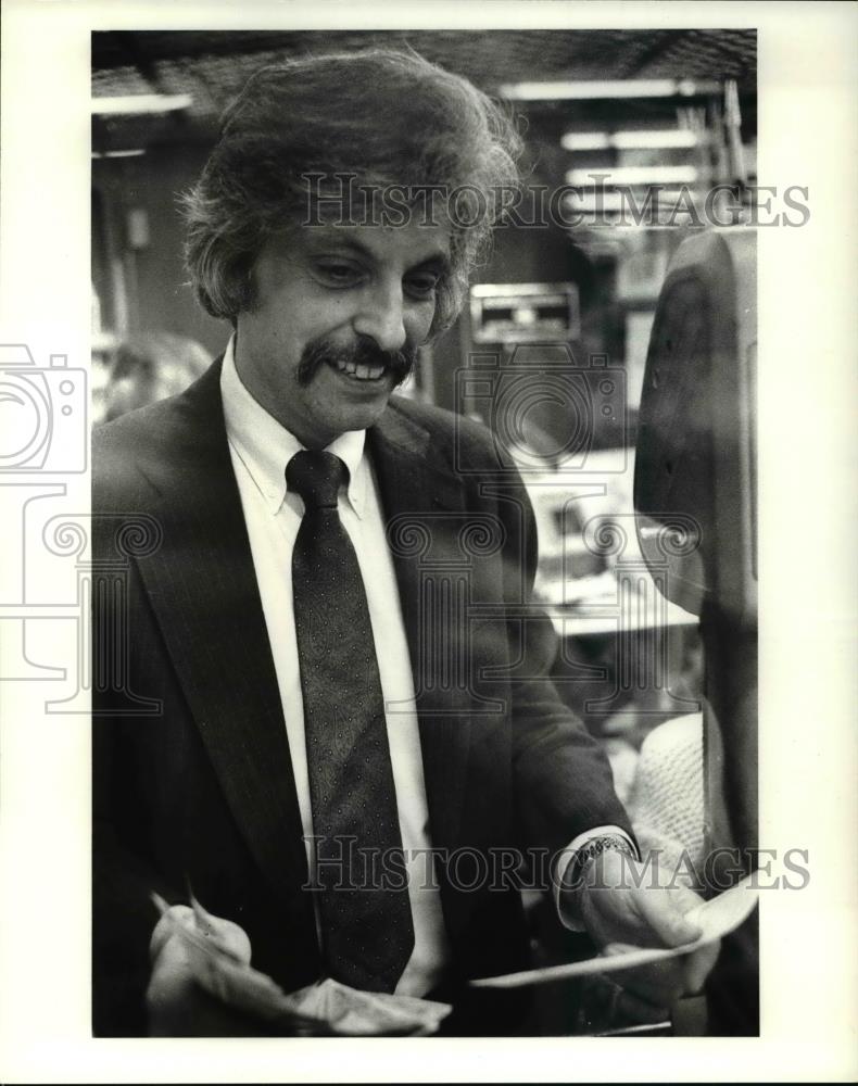 1985 Press Photo Stephen I Propper Check cashing at Wollworths - 424 - Historic Images