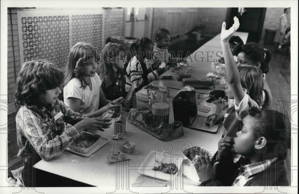 1980 Press Photo Students lunch at William Harper Elementary School - Historic Images