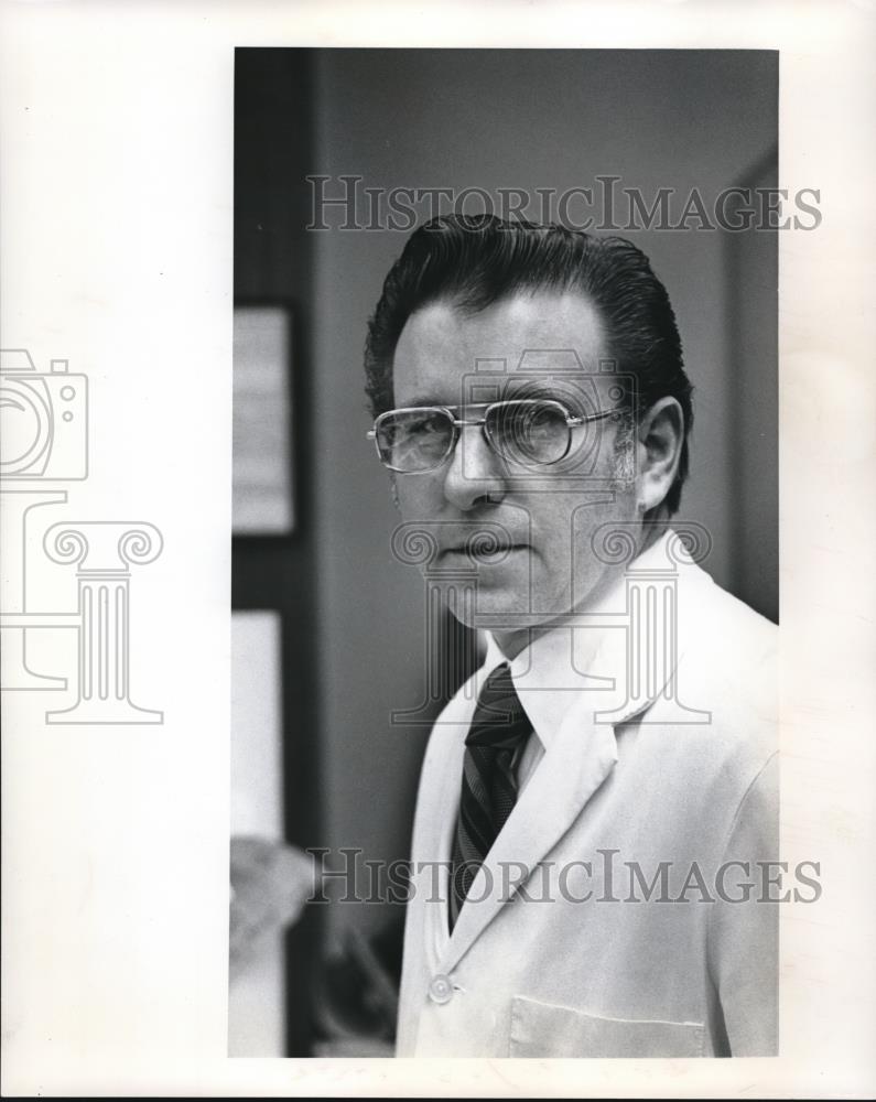 1977 Press Photo Downtown pharmacist James Bensel to close Pharmacy & move it - Historic Images
