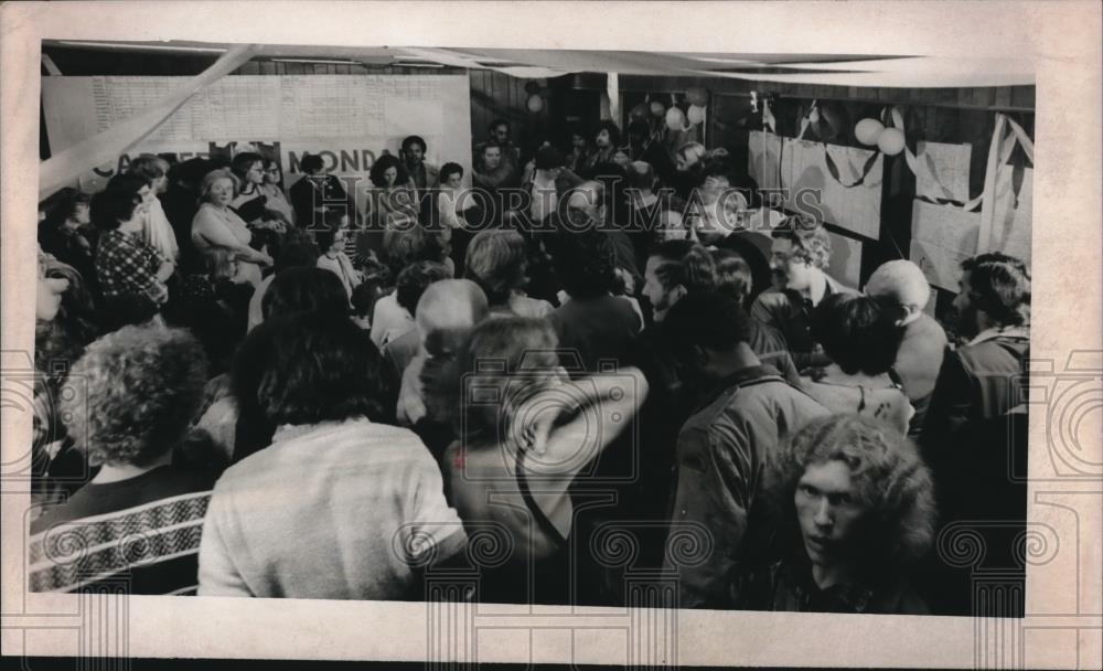 1976 Press Photo Jimmy Carter supporters jammed his Portland Head quarters - Historic Images