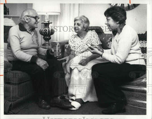 1981 Press Photo Elaine Letcher gives Mr Frank Musarra Instruction For his wife - Historic Images
