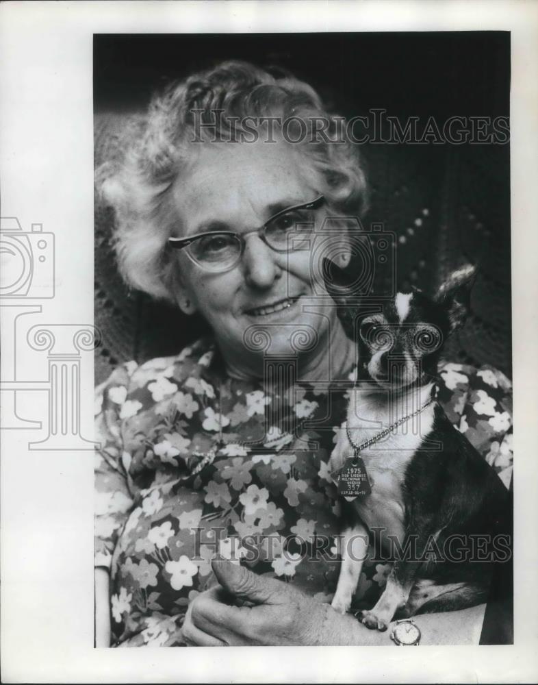 1975 Press Photo Mary DiLoreto, protested on Multnomah County's new dog fee - Historic Images