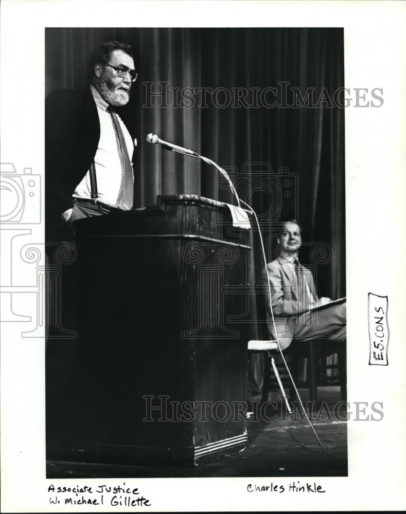 1987 Press Photo W. Michael Gillette debates with attorney Charles Hinkle siting - Historic Images
