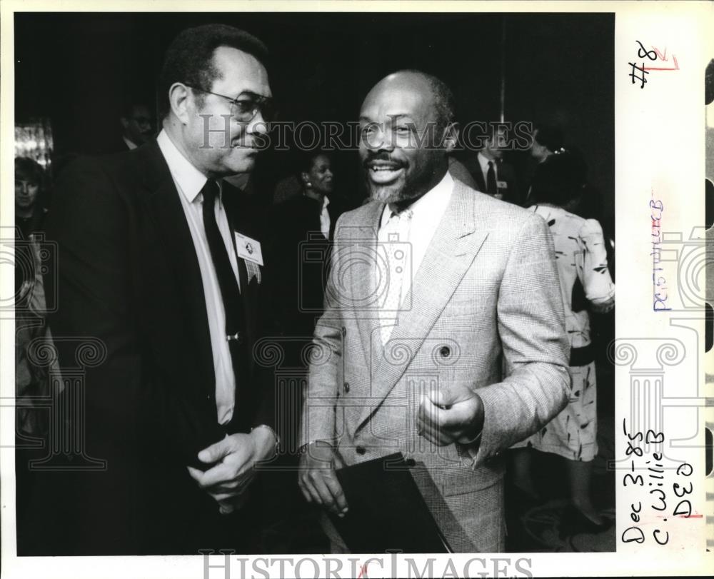 1985 Press Photo Willie Brown Jr. R chats with Portland School Director Prophet - Historic Images