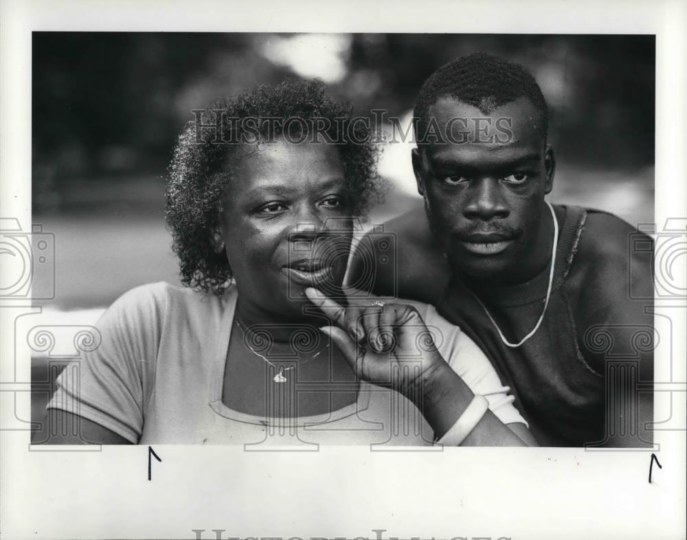 1986 Press Photo Ludella McCruel and her son, Gregory - Historic Images