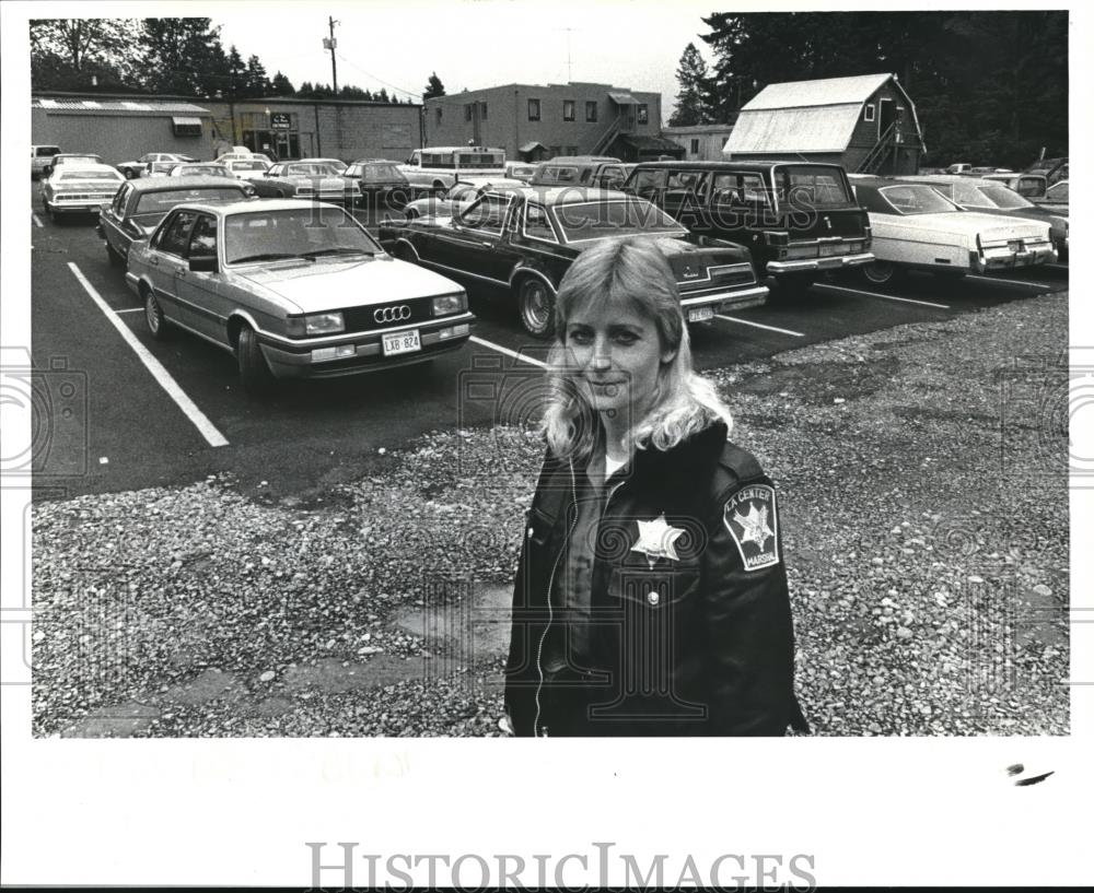 1985 Press Photo Lori Benfit La Center town marshall at toens card rooms - Historic Images