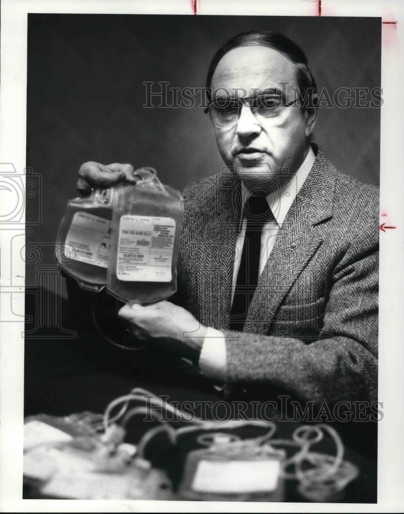 1986 Press Photo Albert Kretz, researcher for new blood sterilization method - Historic Images