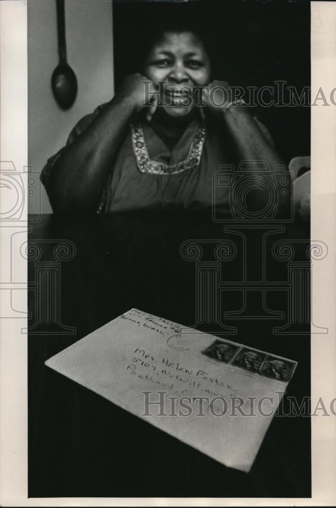 1974 Press Photo Helen Brown receives letter 12 years late - ora02599 - Historic Images