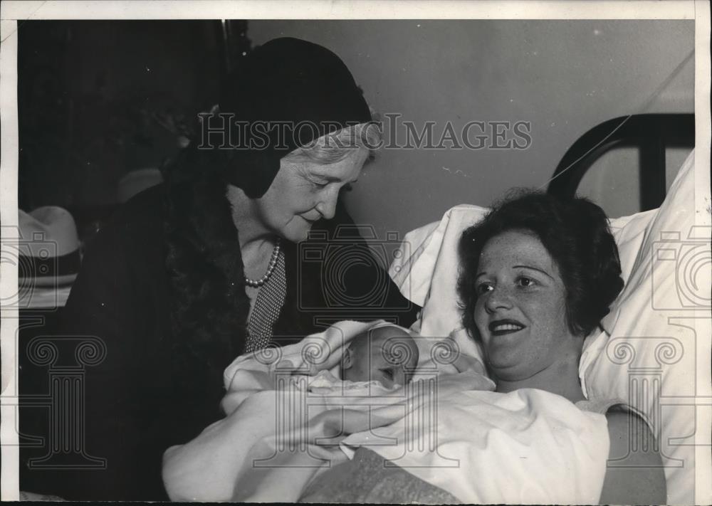 1970 Press Photo Nancy Carr with his baby and mother. - ora01569 - Historic Images
