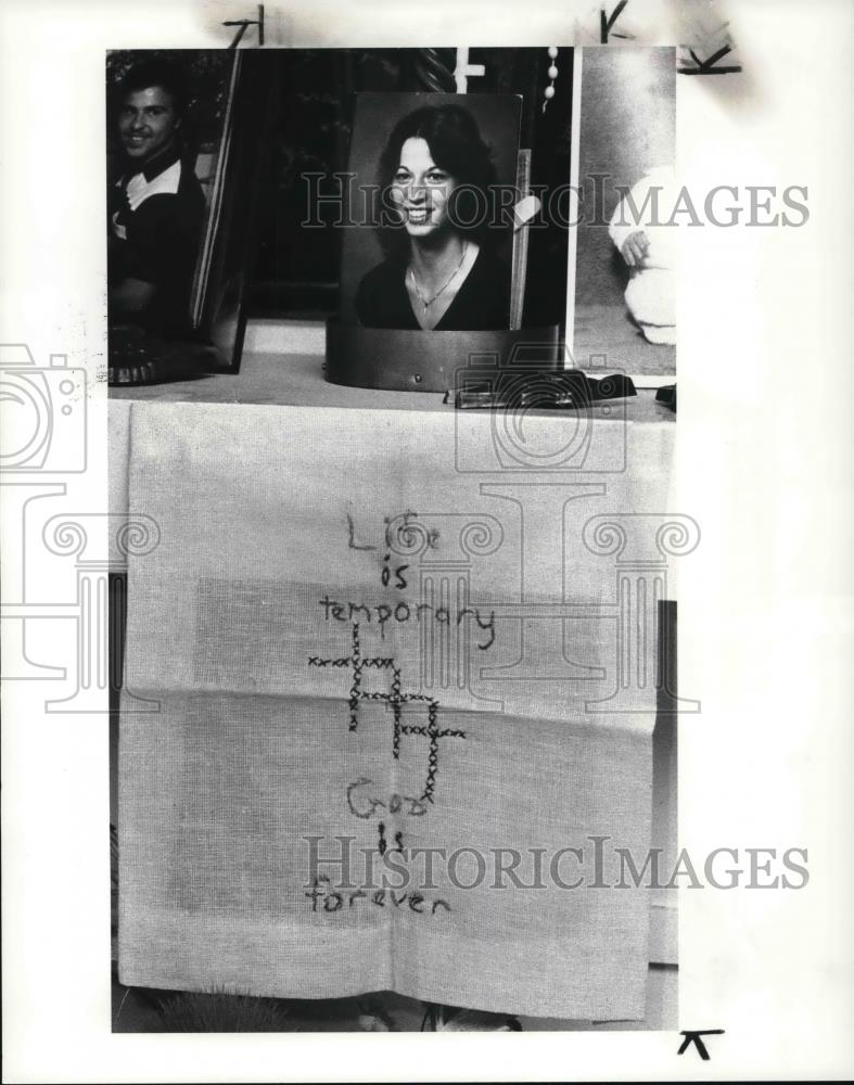 1985 Press Photo Mary Leonard murder Victim memorial in her parents home - Historic Images