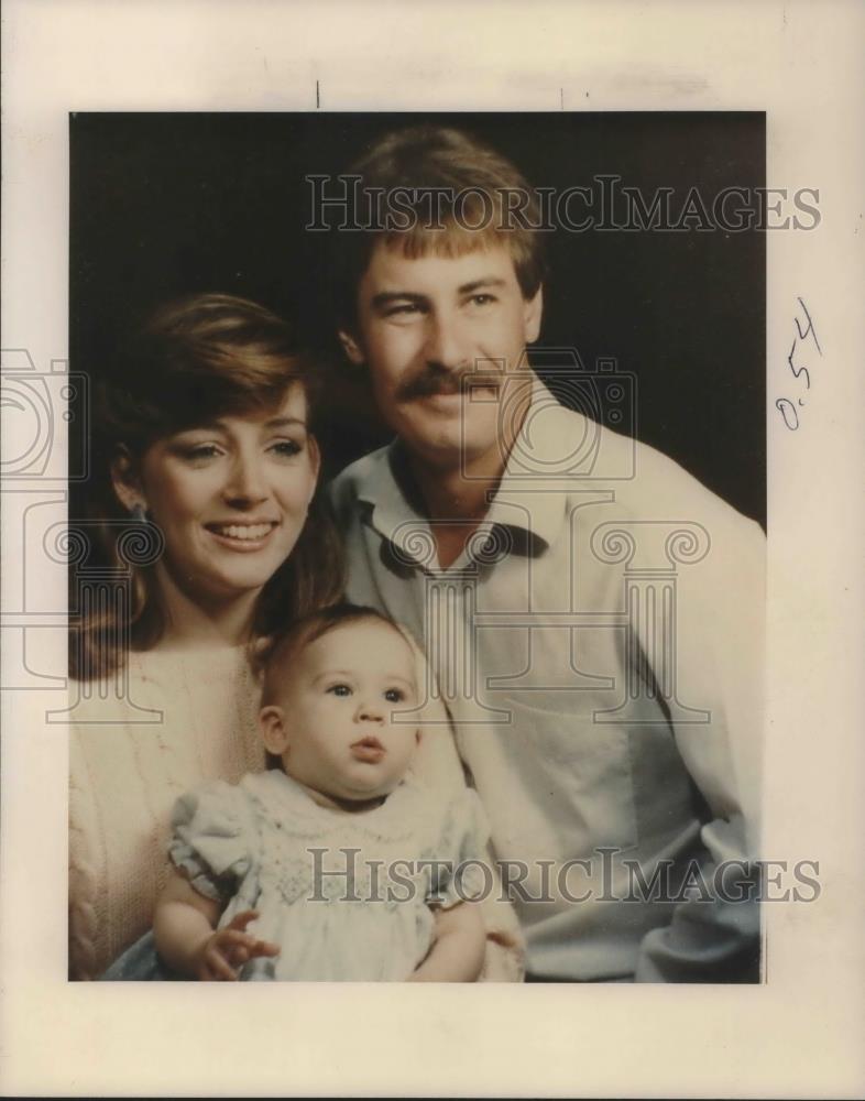 1987 Press Photo Christopher Lewis Denny with his wife and daughter - ora17338 - Historic Images