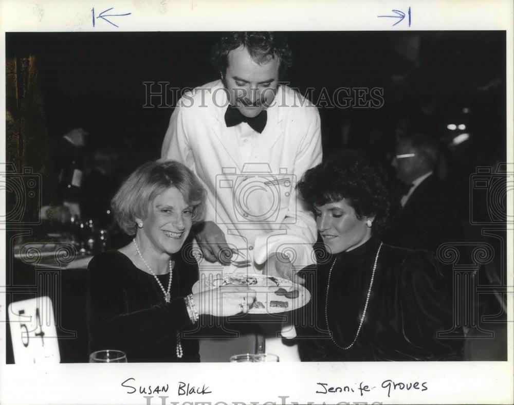 1984 Press Photo Susan Black and Jennifer Groves grab an appetizer - ora14555 - Historic Images
