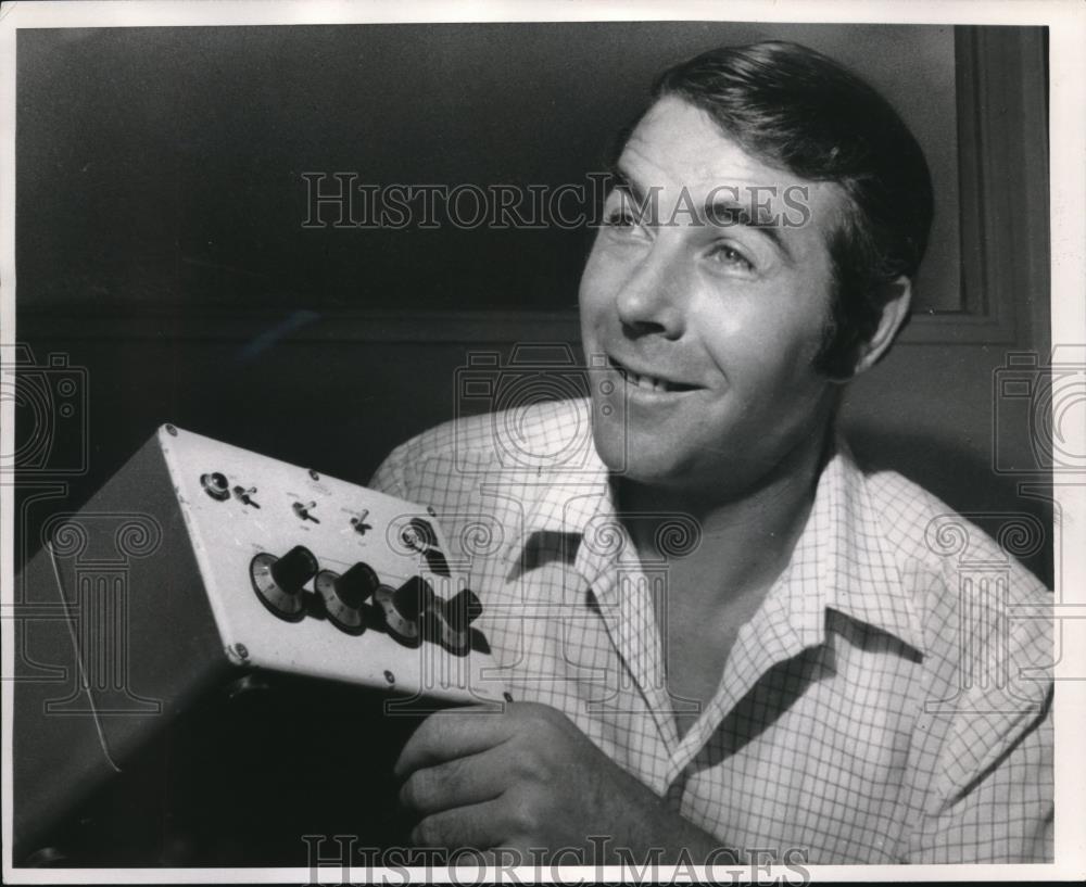 1970 Press Photo Ronald Carr Australian Engineer invented the Noise Box. - Historic Images