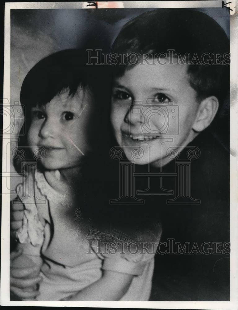 1977 Press Photo Arthur Noske with cousin, Jennifer - Historic Images