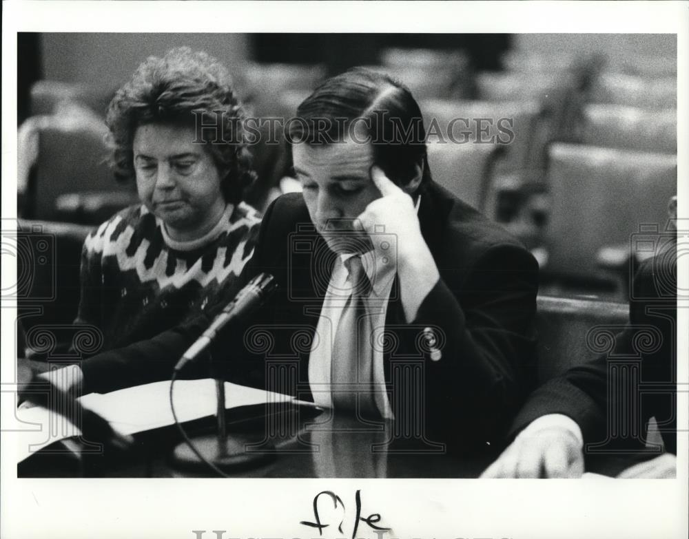 1985 Press Photo Terry Michel during the Council Committee Hearings - Historic Images