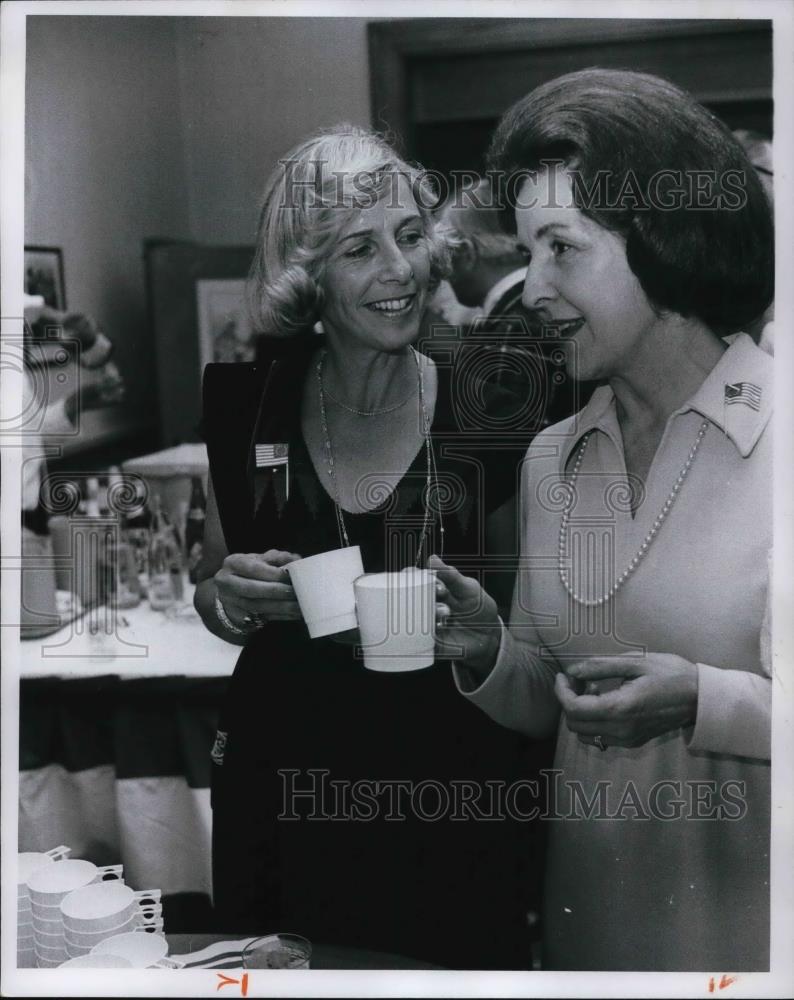 1976 Press Photo Mrs. Lampl &amp; Mrs. LeFevre at George Washington night Western - Historic Images