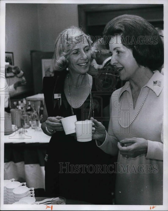 1976 Press Photo Mrs. Lampl & Mrs. LeFevre at George Washington night Western - Historic Images