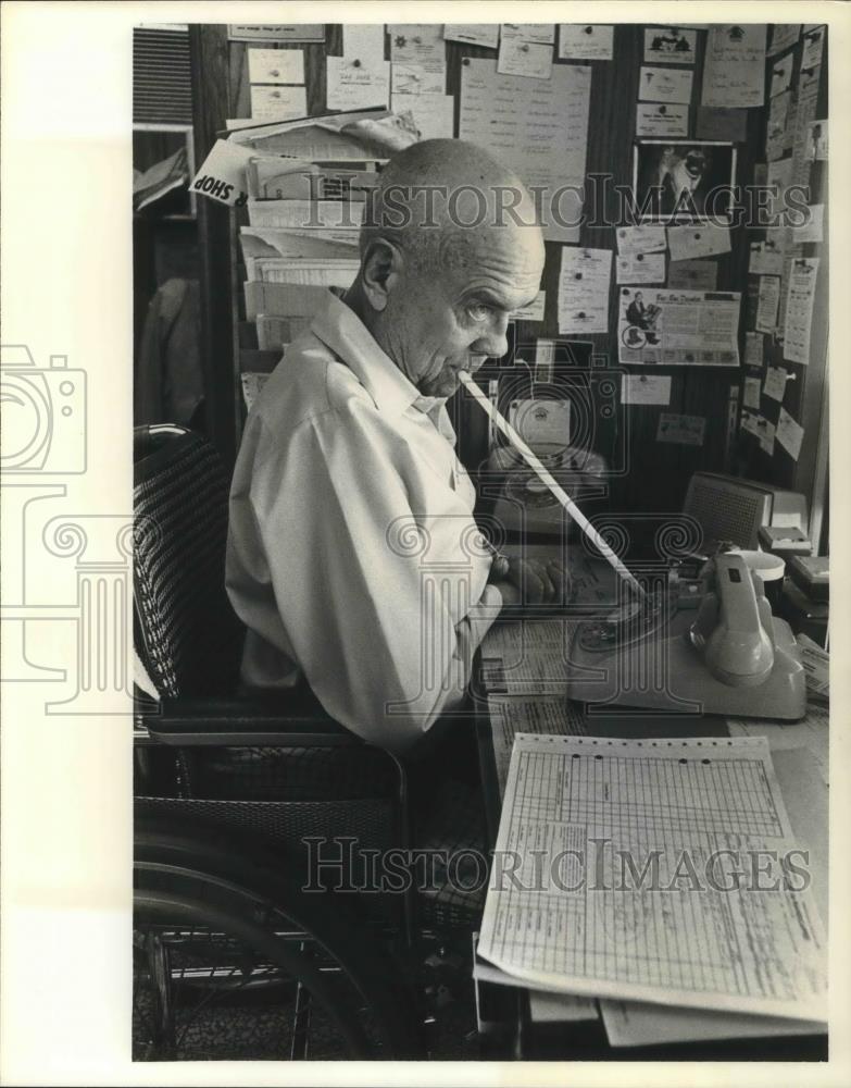1978 Press Photo Willie Eaton, born with no arms, trying to make a phone call - Historic Images