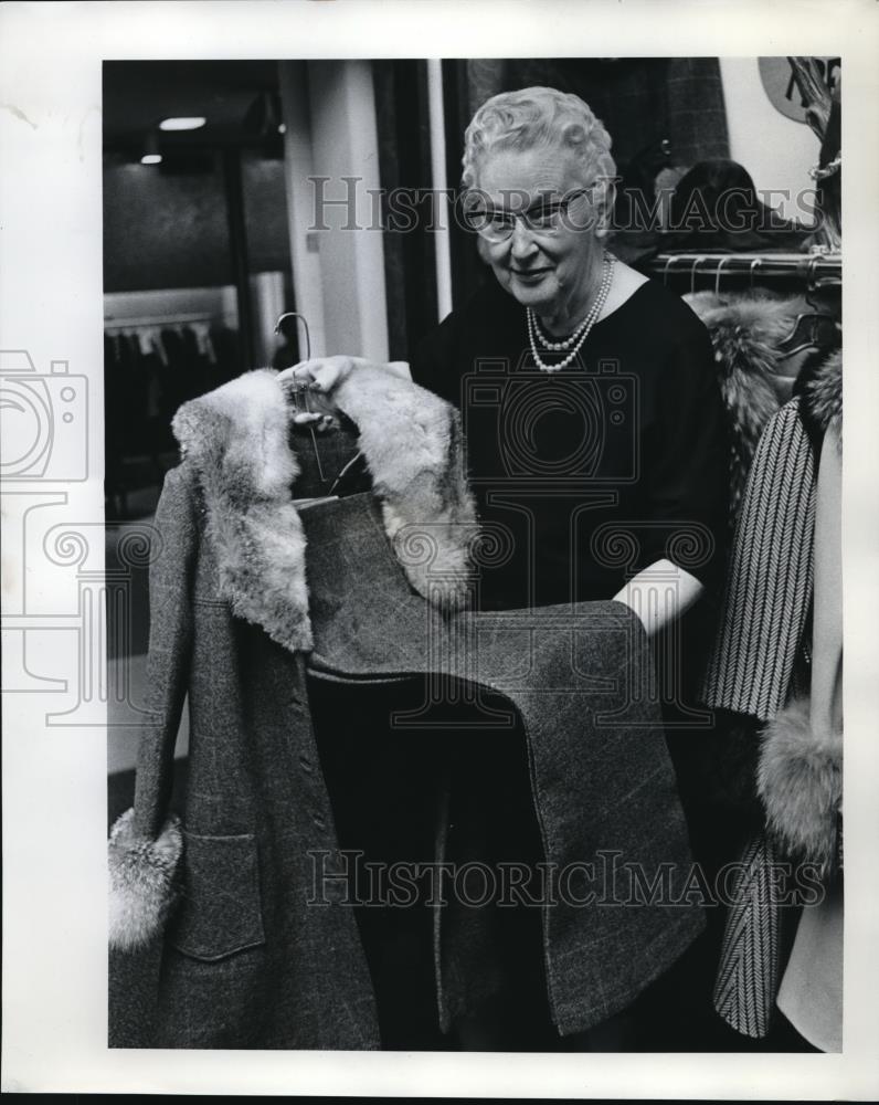 1969 Press Photo Mrs Marie Priest Hardy, 50 years saleslady Charles F. Berg - Historic Images