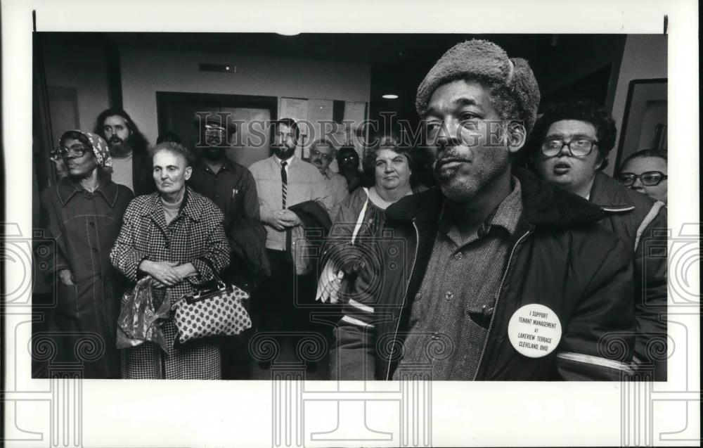 1985 Press Photo Richard Anderson Jr., residents of CMHA for a press conference - Historic Images