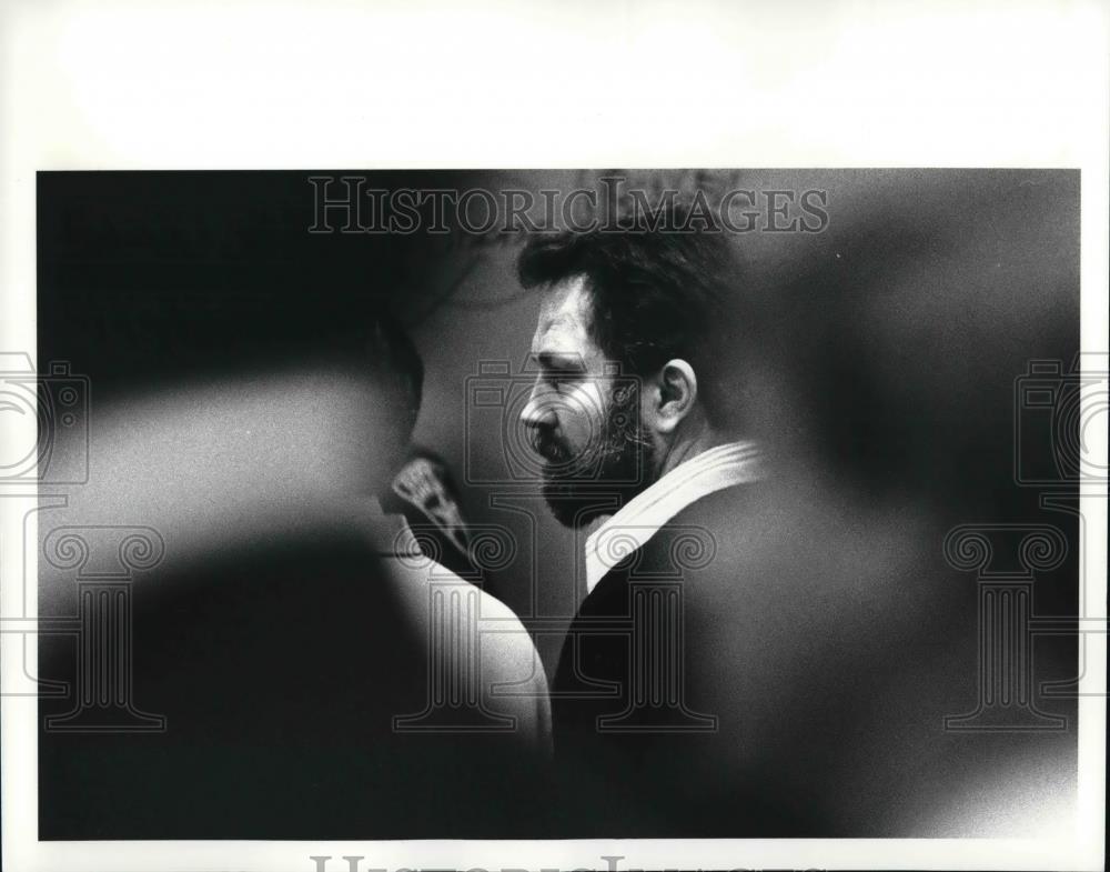 1985 Press Photo Kent a. Malcolm, a defendant stands up as the jury enters - Historic Images