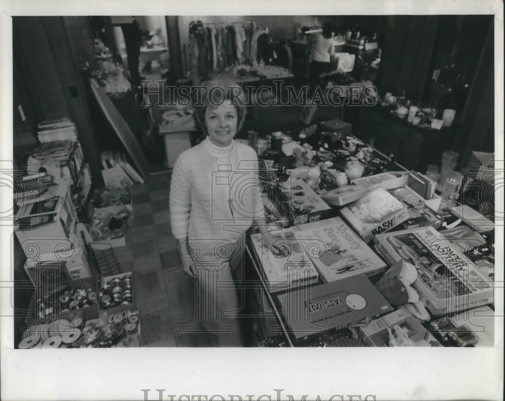 1974 Press Photo Jan Dickson, retailer in residence - ora16358 - Historic Images