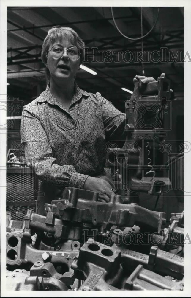 1982 Press Photo Joan Lamson with some tools - Historic Images
