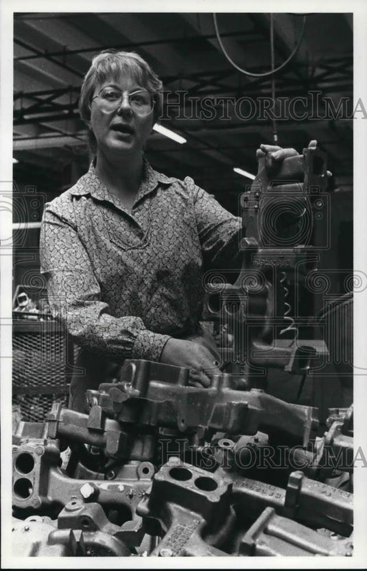 1982 Press Photo Joan Lamson with some tools - Historic Images