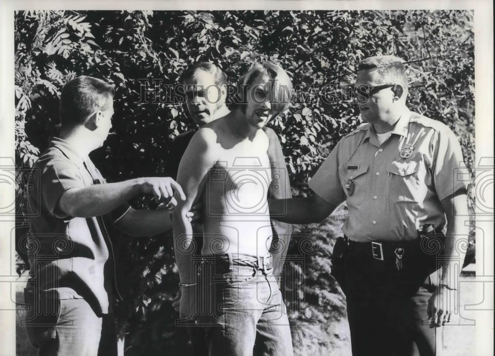 1971 Press Photo Arrested Robert Ardell Buss of Hillsboro during drug raid - Historic Images