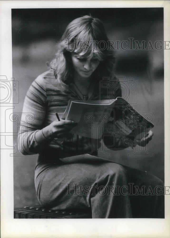 1978 Press Photo Carolyn Digby checks schedule for enrollment at Portland State - Historic Images
