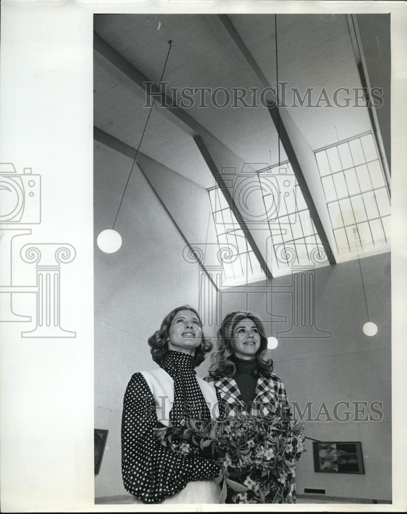 1973 Press Photo Mrs. Gary Hoffman, decoration chairman, and Mrs. Emmanuel Rose - Historic Images