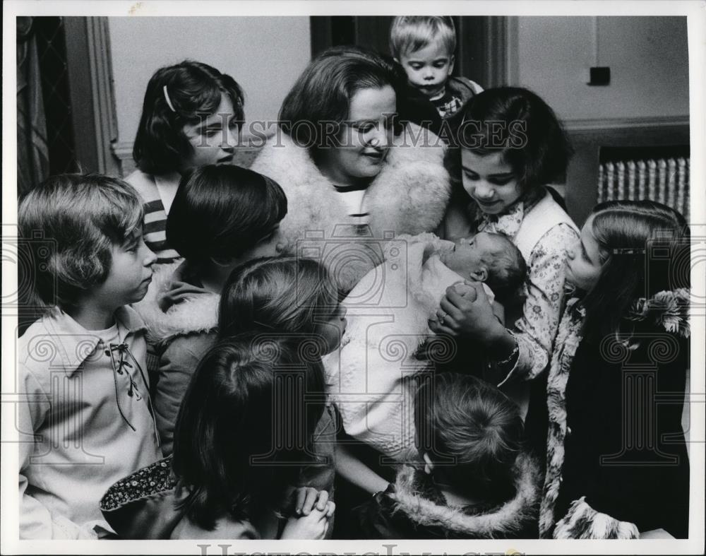 1977 Press Photo Mary Rose Oakar with her nieces and nephews - cva32104 - Historic Images