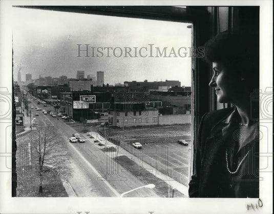 1983 Press Photo Margaret L. Murphy at Mid Town Area Corridor E. 55th and 79th - Historic Images