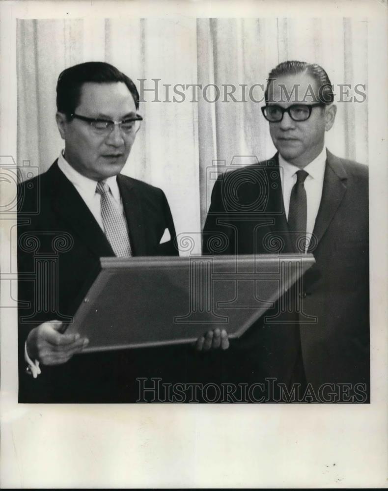 1969 Press Photo South Korean Ambassador Dong Jo Kim w/ Raymond M. Kell - Historic Images