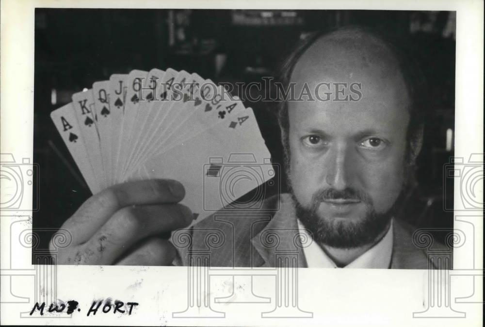 1985 Press Photo Troy Horton hold bridge hand at Ace of Clubs Bridge Club - Historic Images
