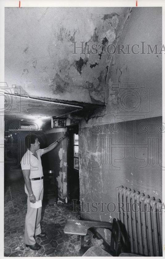 1977 Press Photo Frank W Perez Principal of W.H. Kirk Junior High School - Historic Images