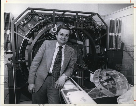 1978 Press Photo Joseph B. Richey with a partially assembled body scanner - Historic Images