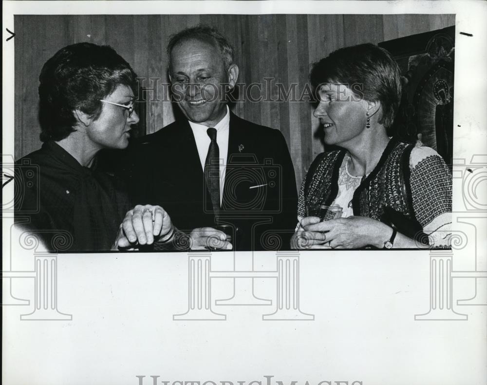 1975 Press Photo Ladis Kristof of PSU with wife jane & Shirley Skov ...