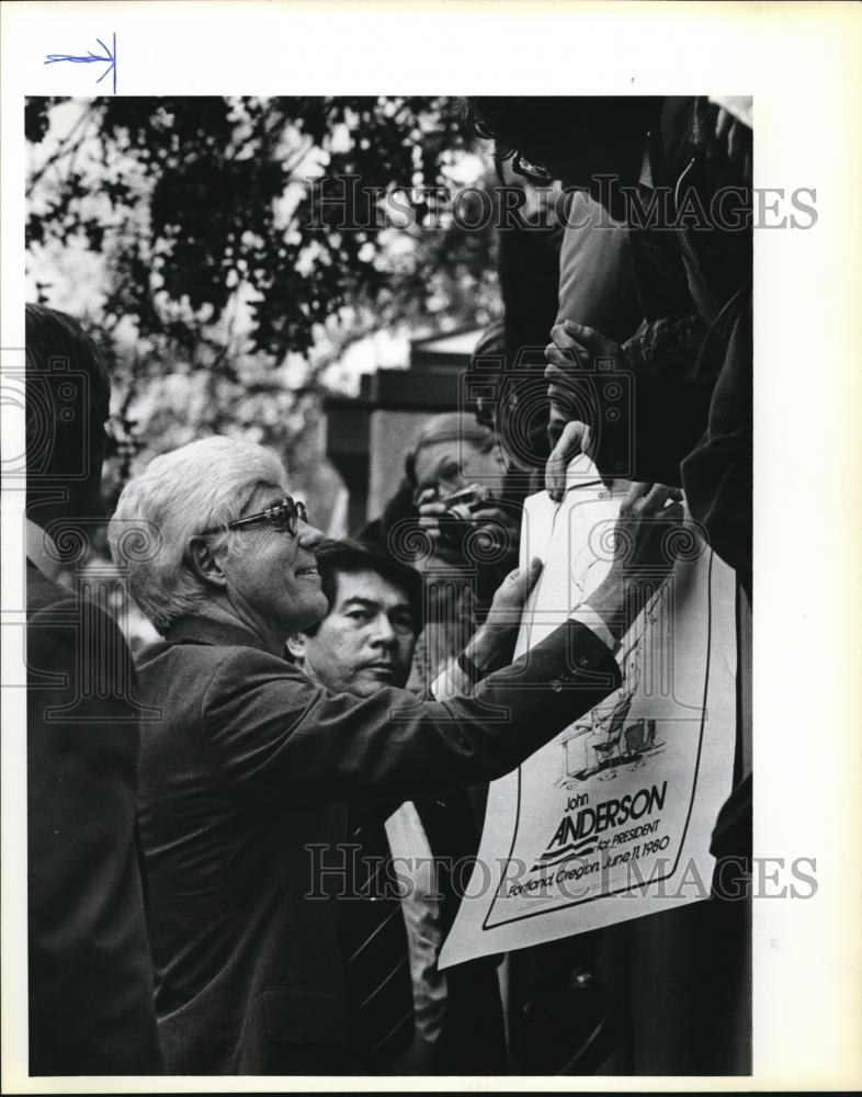 1980 Press Photo John Anderson signs poster during Portland stop Sunday - Historic Images