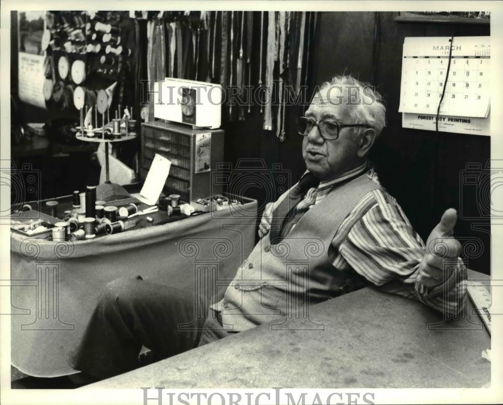 1981 Press Photo Simon Schuller, the eighty one year old tailor - Historic Images