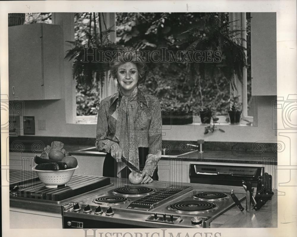1975 Press Photo Joyce Hoffman teaching cooking at her home in Portland - Historic Images