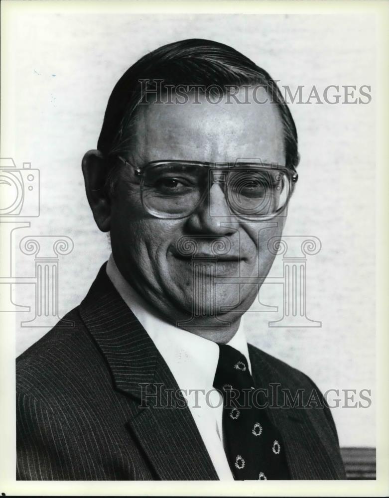 1983 Press Photo W Derald Hunt VP & Controller White Consolidated Industries Inc - Historic Images