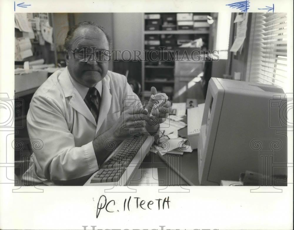 1987 Press Photo WIlliam E. Alexander helps convict a man with his teeth mold - Historic Images