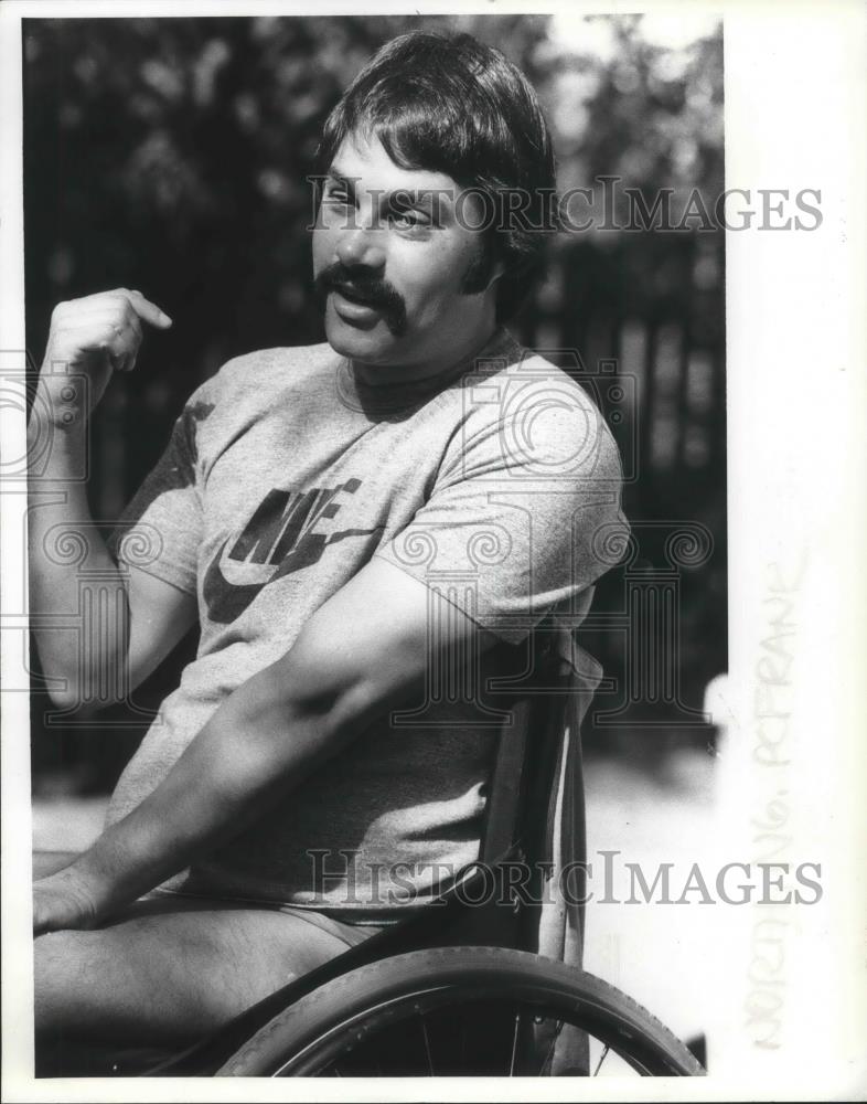 1985 Press Photo Frank DiPietra in a wheelchair while reminiscing his accident - Historic Images