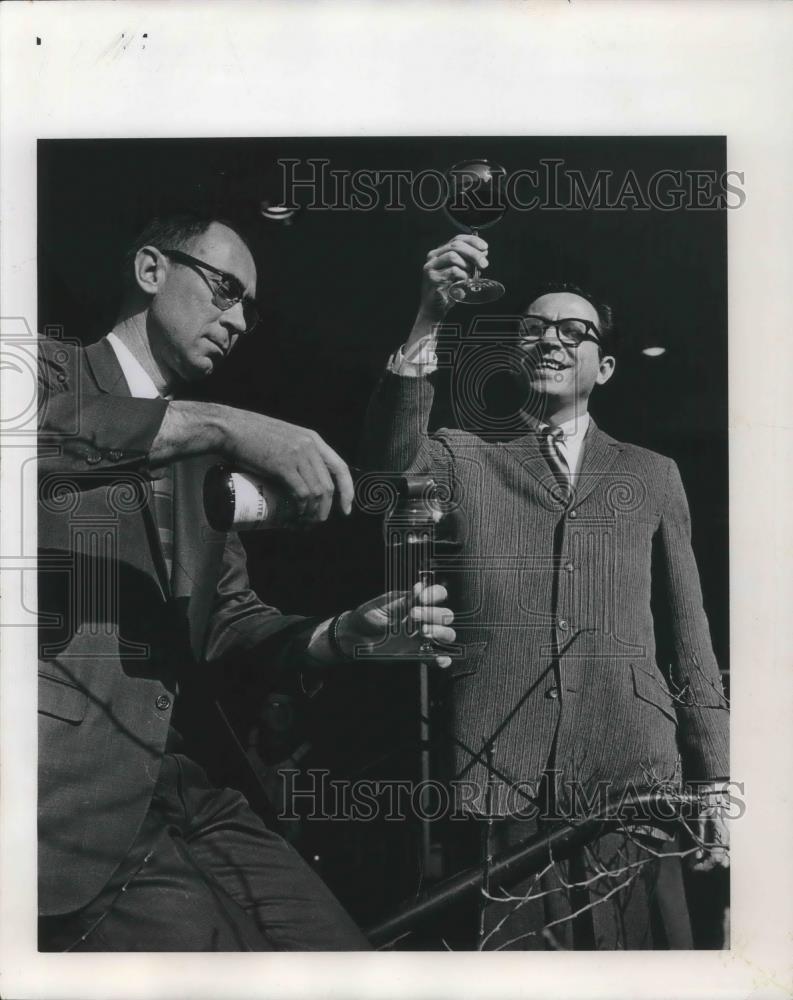 1969 Press Photo Joe Concannon Jr(left) Livermore, Cali vineyards same name, - Historic Images