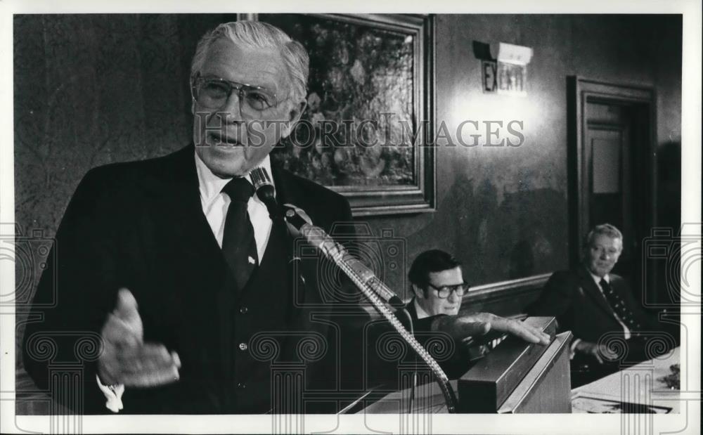 1980 Press Photo Sen. George Murphy w/ President of Omnitronics & Board Member - Historic Images
